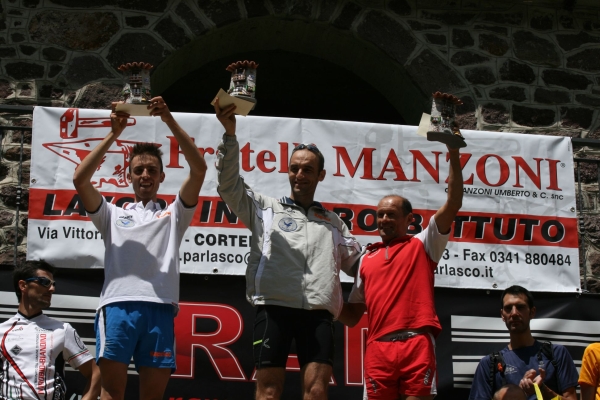Il podio maschile della Introbio-Biandino: 1° Ratti, 2° Radaelli e 3° Colombo (Foto Maurizio Castoldi)