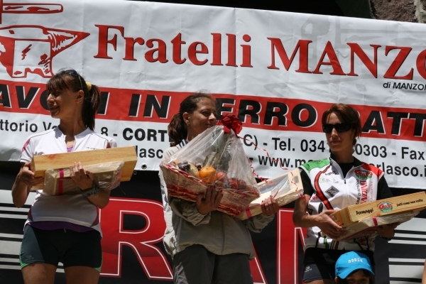 Il podio femminile della Introbio-Biandino (Foto Maurizio Castoldi)
