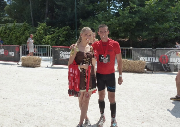 Taddeo premiato da una bionda ancella alla Spartan Race del Castello Sforzesco