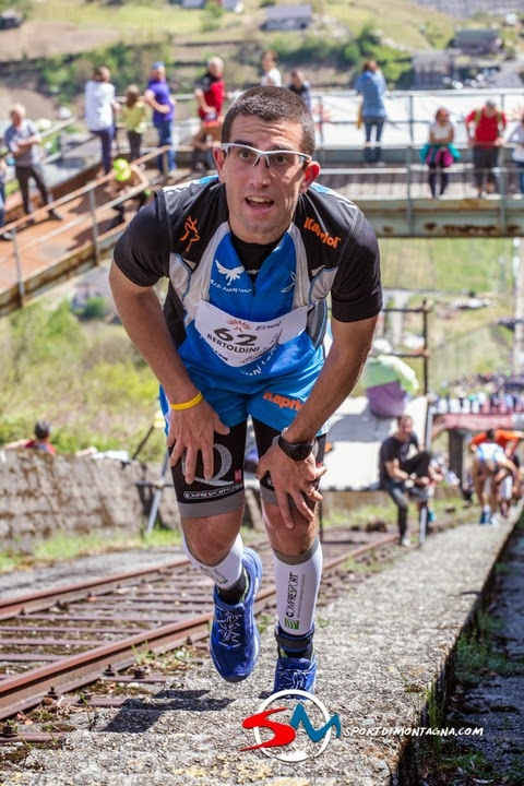 Tadd Bertoldini impegnato nel Valtellina Vertical Tube Race (Foto SportdiMontagna)