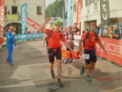 Il falco Giampy Crippa (a destra) alla Dolomiti Rescue Race (da LeccoNotizie.com)