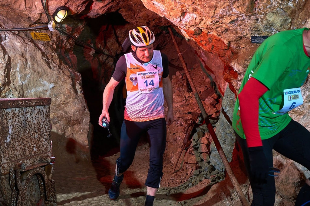 Il presidente Mauro in un passaggio in miniera (foto Alberto Locatelli)