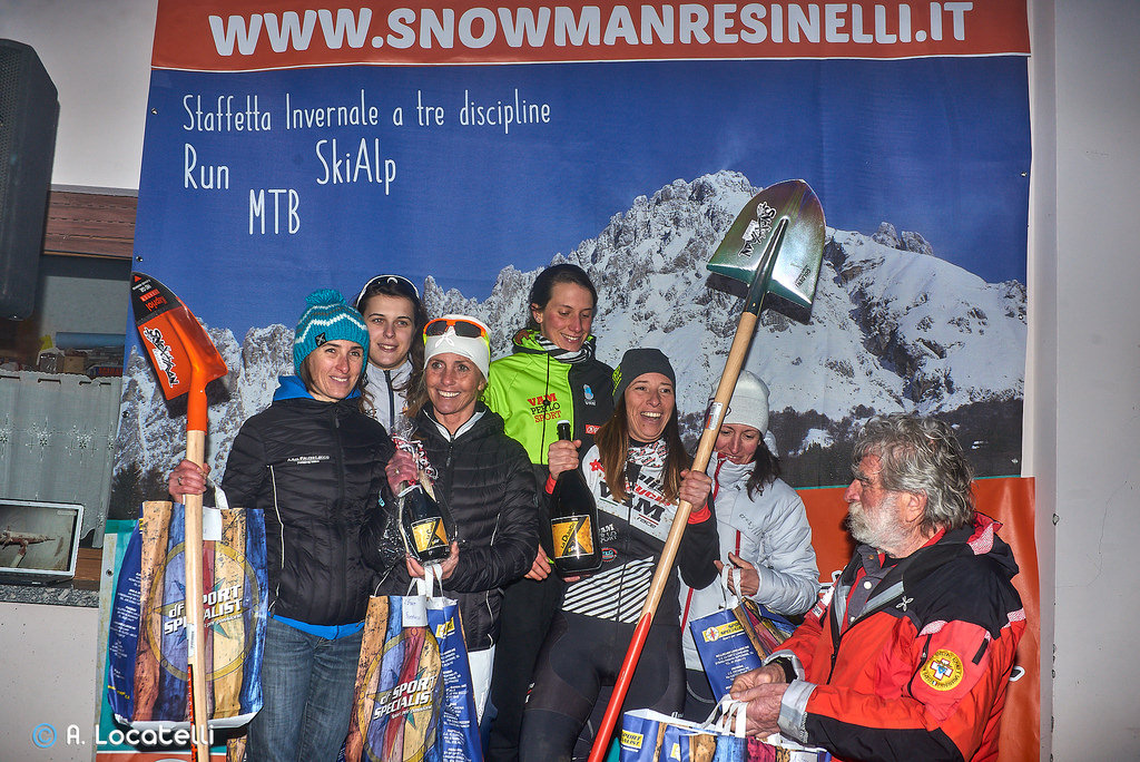 Le squadra delle Falchette sul podio femminile (foto Alberto Locatelli)