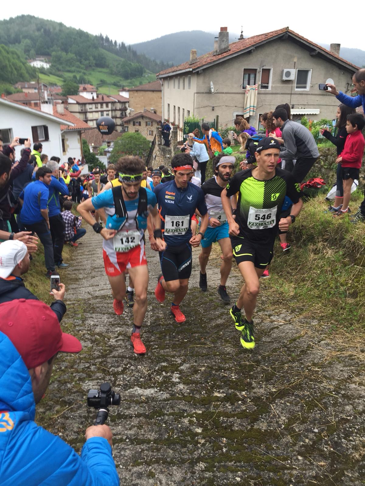 Danilo nel gruppo di testa a Zegama