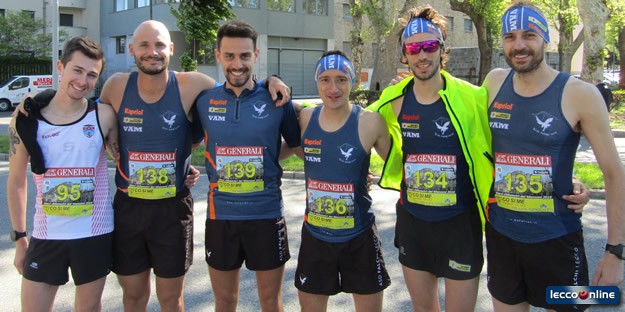 Alcuni Falchi al via della 10 km del Manzoni