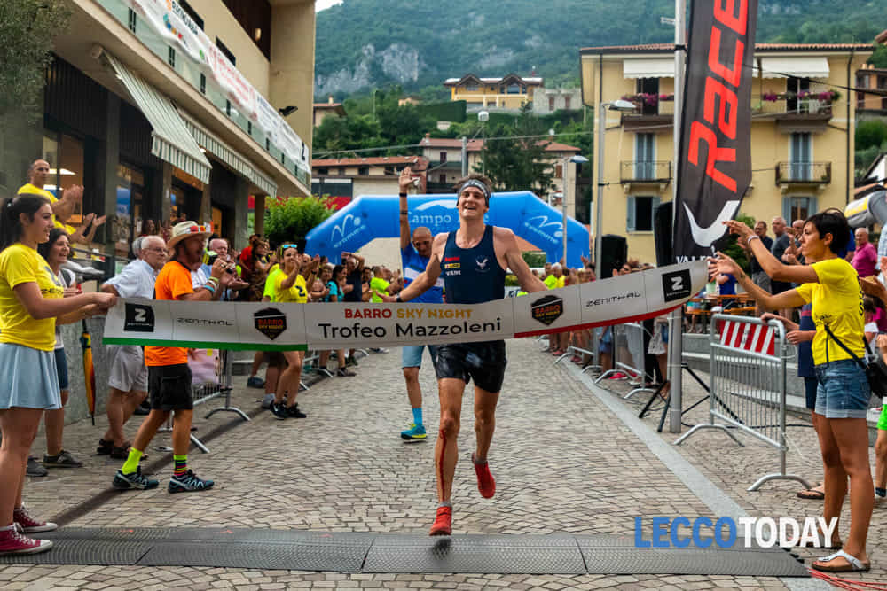 Lorenzo taglia per primo il traguardo alla Barro Sky Night (Foto LeccoToday)