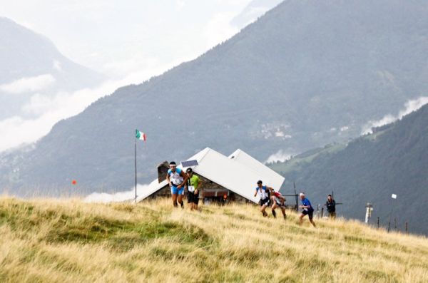 Ratti all’inseguimento dei primi nella Skyrace della Rosetta (foto da sportdimontagna.com)