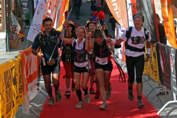 Giampy Crippa (18° assoluto in 102 ore e 26 minuti) con Giuliana Arrigoni e Patrizia Pensa (seconde donne a pari merito) all'arrivo dell'edizione 2011 del Tor.